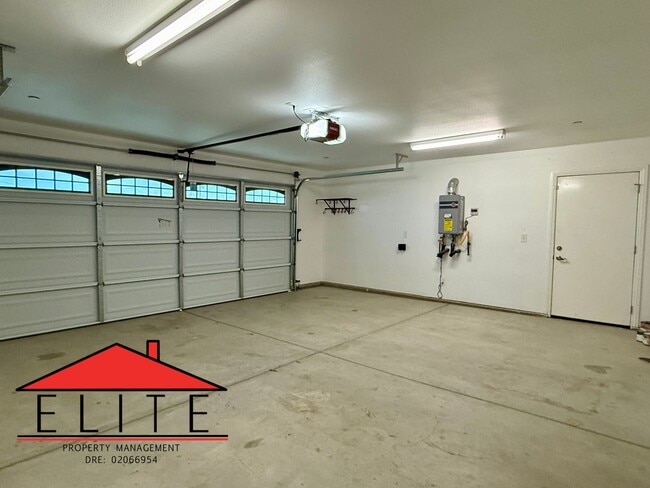 Building Photo - AVAILABLE NOW!!