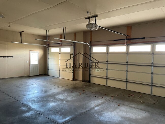 Building Photo - 2049 Kerry Dr NE