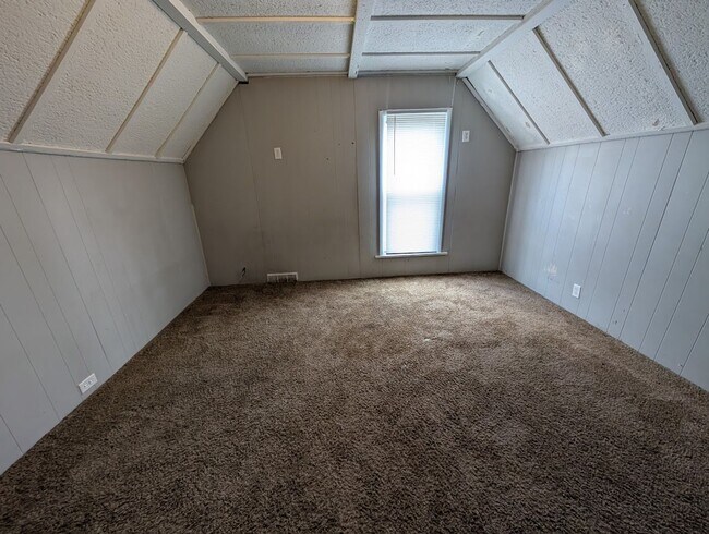 Building Photo - Spacious 3-Bedroom, 1.5-Bathroom Home with Garage – $1,950/Month