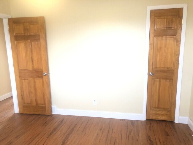 Building Photo - Beautiful 3BR home rural Bloomington with large lot. Recently refurbished and modernized