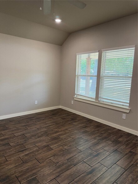 Building Photo - 303 N Colbert Ave