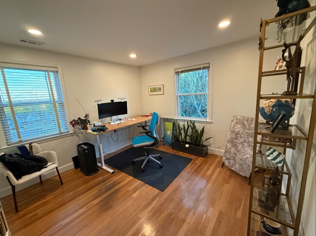 Building Photo - 4 bed/2 bath house in East Nashville,Pet Friendly,Fenced Yard,minutes to Shelby Bottoms