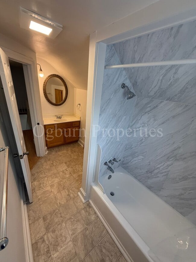 Building Photo - Cherokee Ln-4BR/1.5BA-Ardmore HOME!!!