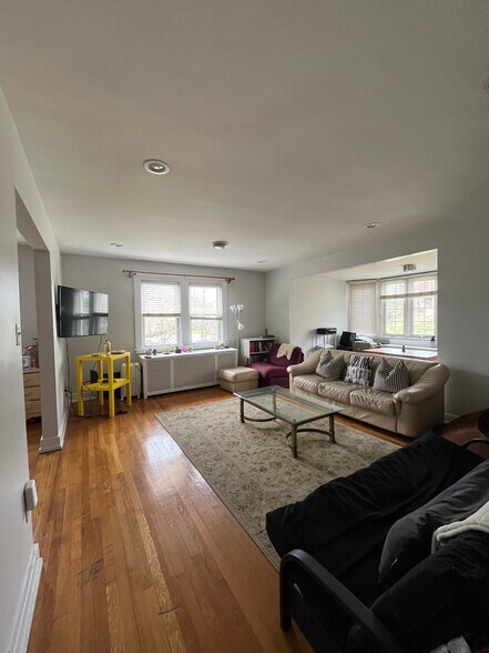 Building Photo - 5510 Hobart St