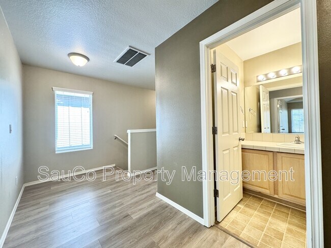 Building Photo - 4572 SE Olivewood St