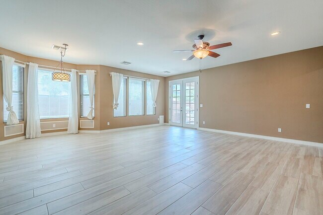 Building Photo - 2407 W Fawn Dr