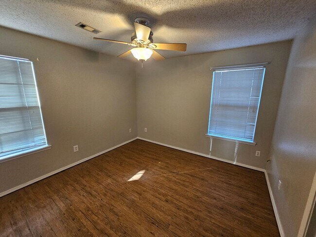 Building Photo - Nice 3 bedroom home with fenced in yard