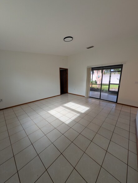 Building Photo - 517 Bearded Oaks Cir