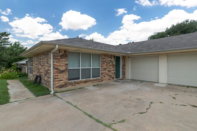 Building Photo - 1704 Kynette Dr
