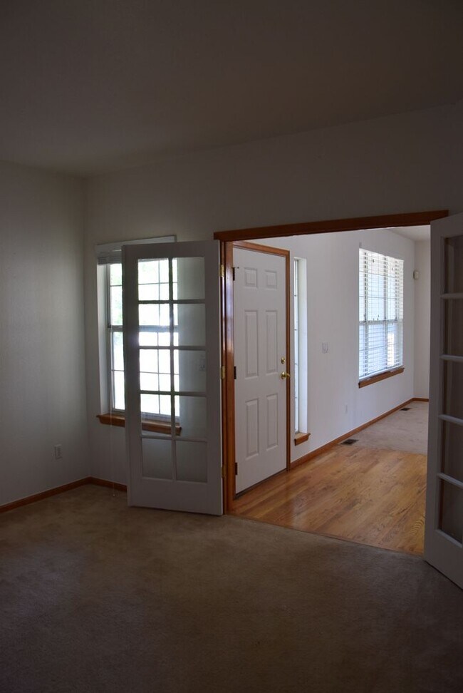 Building Photo - Beautiful 5 bedroom home w/ 3 car garage in Littleton