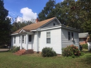 Building Photo - Charming bungalow in the heart of Colonial Williamsburg!