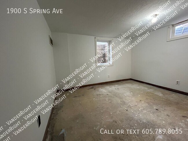 Building Photo - Spacious 4 Bedroom House With Huge Garage!