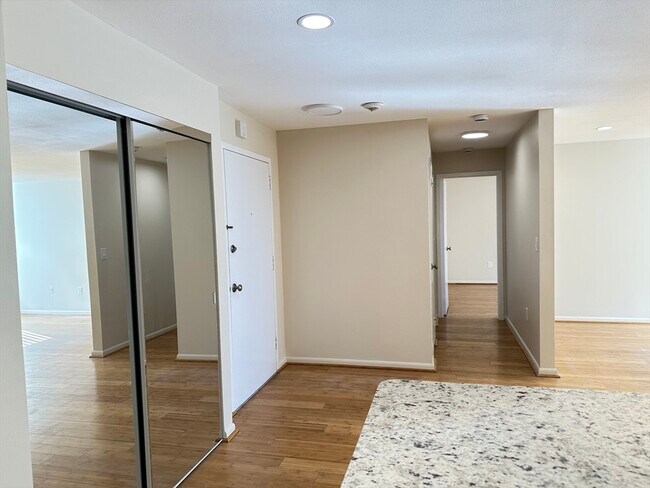 Building Photo - 1004 Paradise Rd