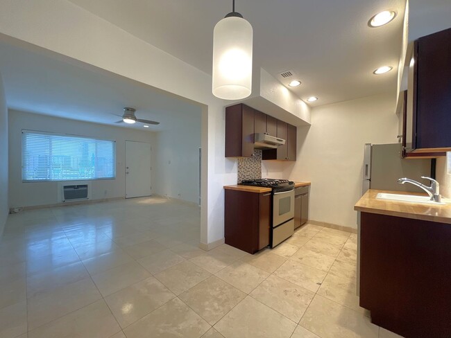 Building Photo - AVAILABLE NOW! 1 Bed 1 Bath FIRST FLOOR Ap...