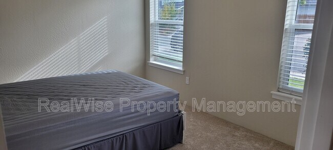 Building Photo - 108 SW Little Meadow Ln