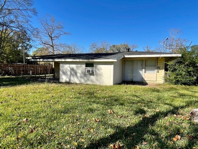 Building Photo - 4540 Beaumont Dr