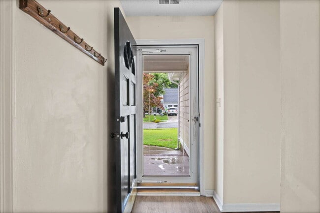 Building Photo - Spacious 4-Bedroom Home in a Prime Locatio...