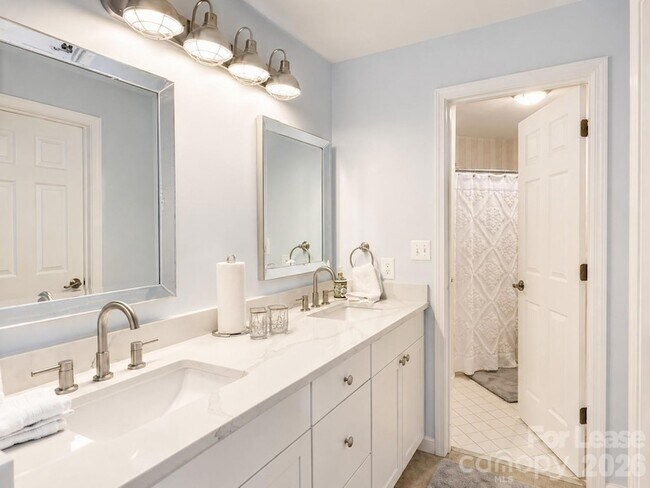 Building Photo - 18015 Kings Point Dr