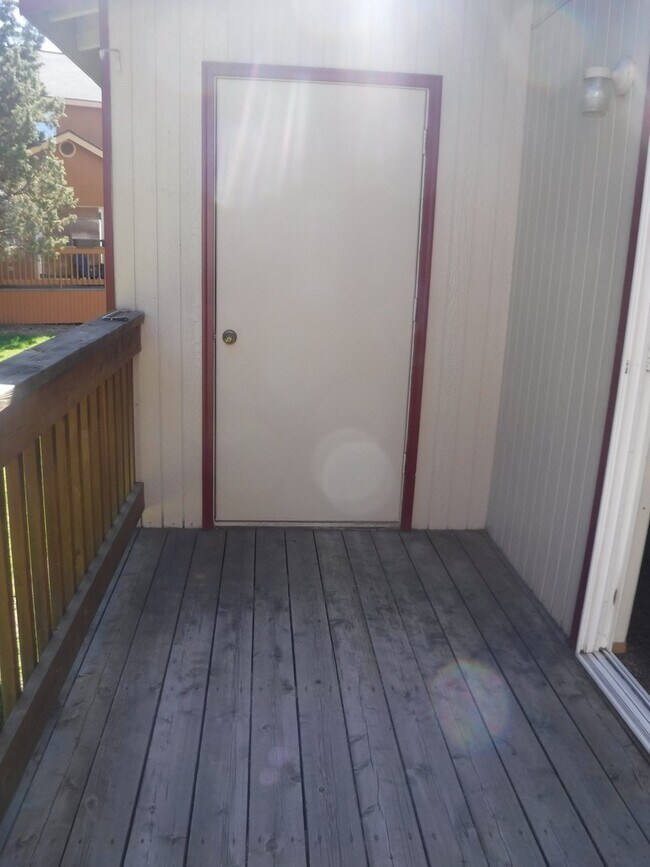 Building Photo - NE Bend 2 Bed/2.5 Bath Near St. Charles - ...