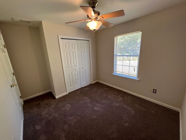 Building Photo - Screened in Porch and 2 Car Garage!