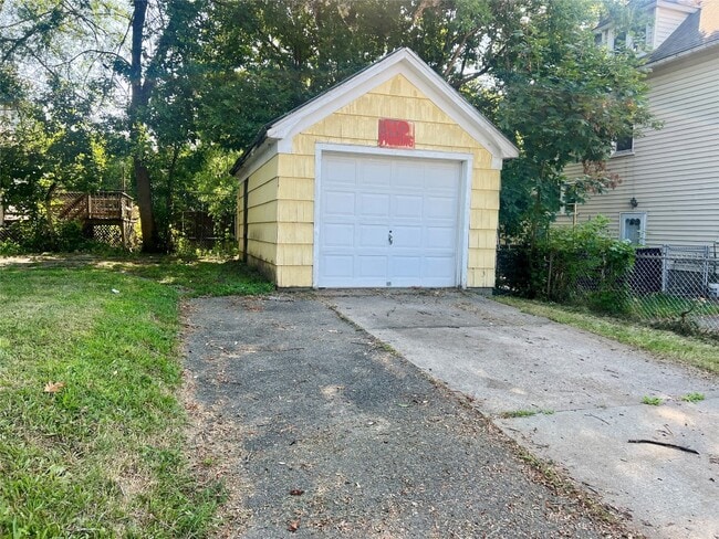 Building Photo - 216 Robinson St