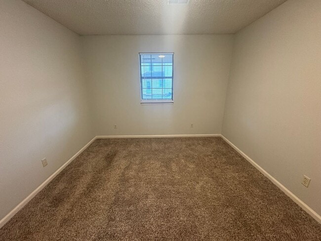 Building Photo - 2BR 1BA Triplex • Private Backyard in Downtown Smithville