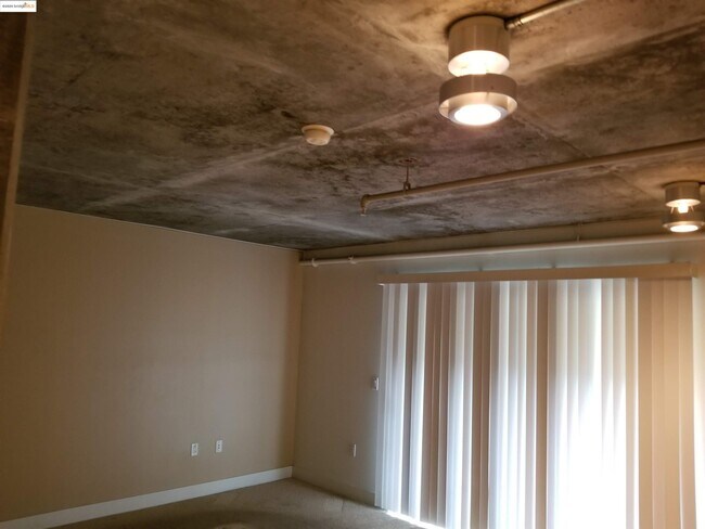 Building Photo - 311 Oak St