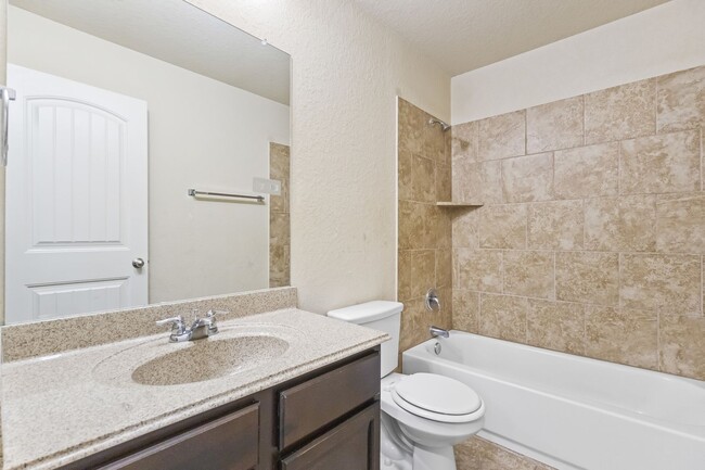 Building Photo - 5 Bedroom/3.5 Bath Saddle Creek Subdivision