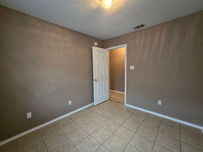 Building Photo - 2710 Alma Dr
