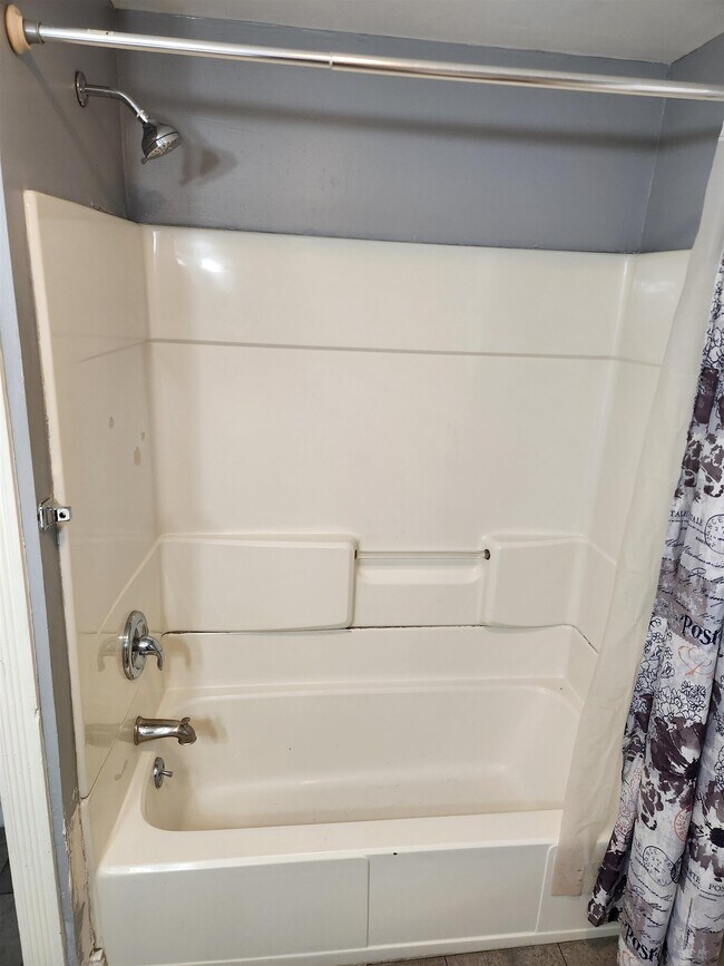 Building Photo - 663 Hevey St