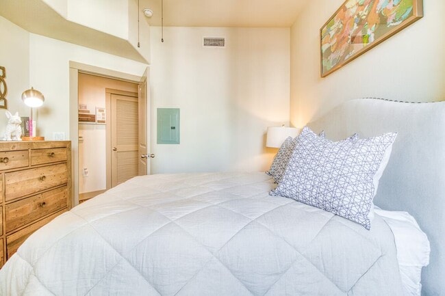 Building Photo - Modern Living in Houston’s Heart