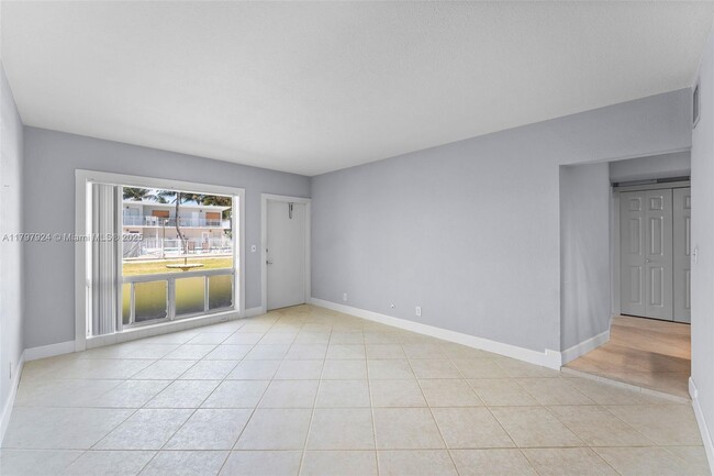 Building Photo - 2508 Bay Dr