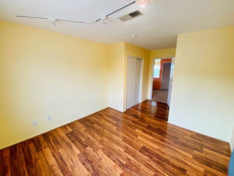 Building Photo - 5539 Avenida Entrada