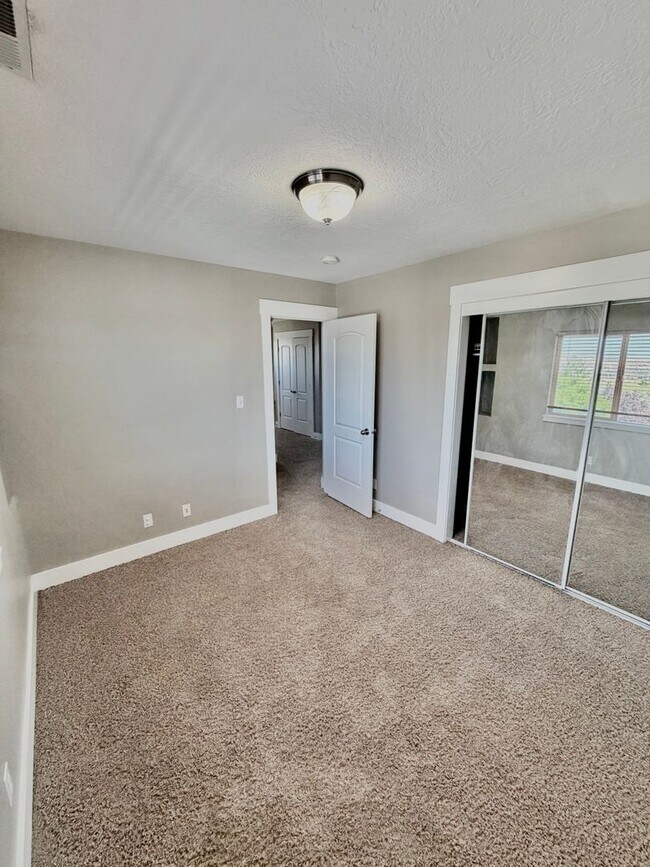 Building Photo - Lehi 3 Bedroom Town Home Pets OK