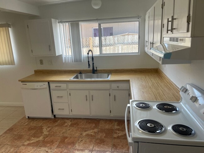 Building Photo - Classic 3Bed/2Bath single story home located near Boulder Highway