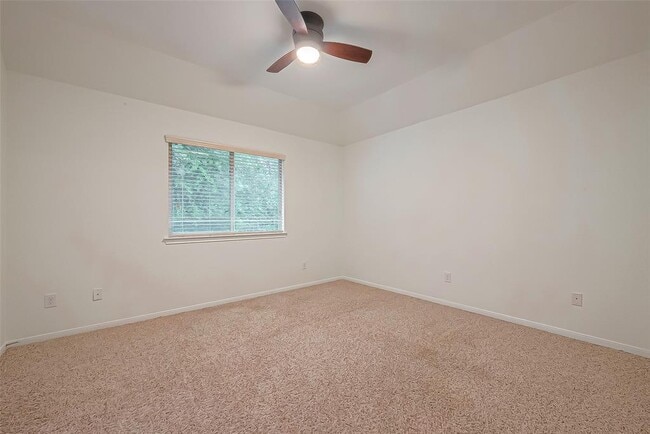 Building Photo - 1924 Honey Laurel Dr