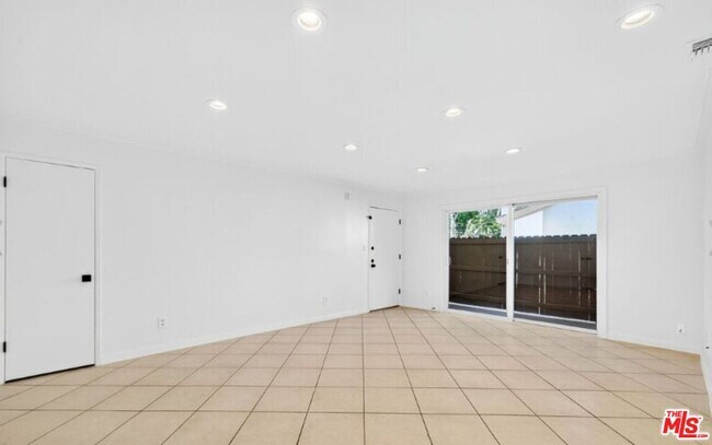 Building Photo - 5252 Coldwater Canyon Ave