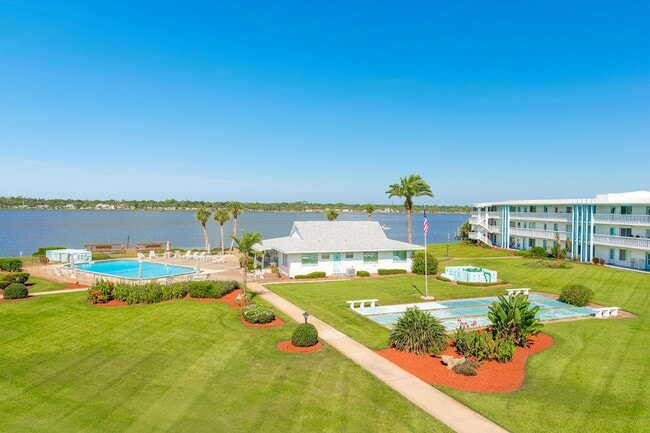 Building Photo - Riverfront Two Bedroom Condo