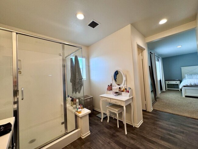 Building Photo - Beautiful 3 bedroom Town house available f...