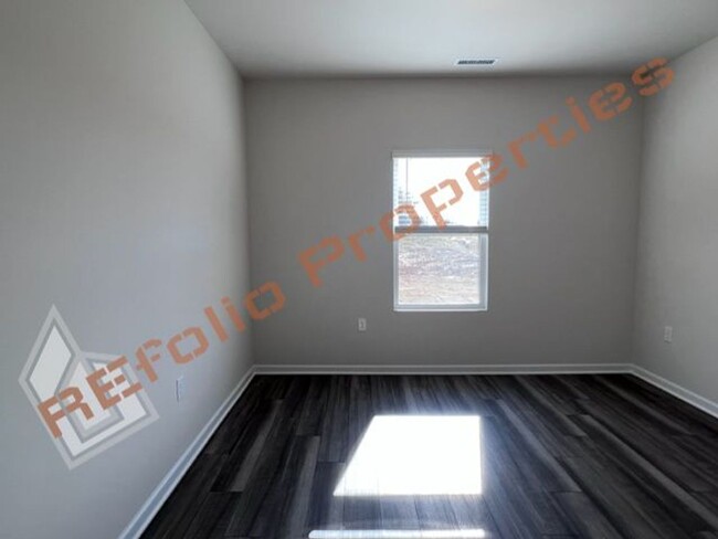Building Photo - Beautiful 5 Bedroom 3 Bath 2-Car Garage Ho...