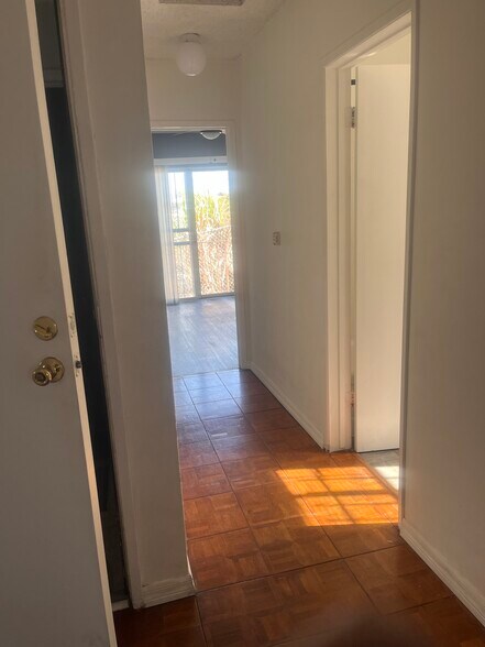 Building Photo - 720 E Fairview Blvd