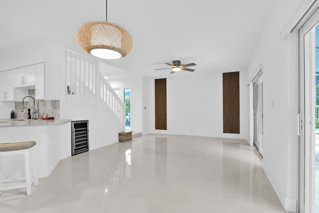 Building Photo - 8608 Vía Giula