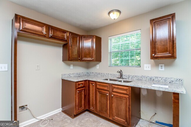 Building Photo - 1305 Sandybrook Ct