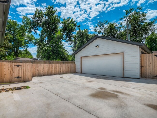 Building Photo - Spacious 4-Bedroom Home with Thoughtful De...