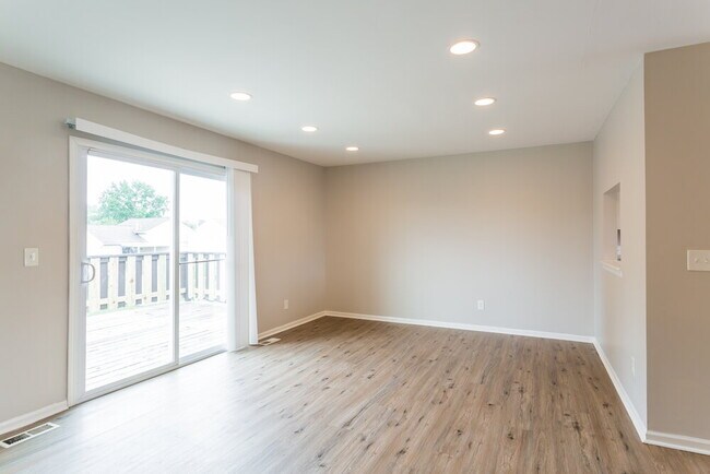 Building Photo - 1024 Esther Dr