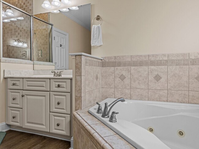 Building Photo - Beauty by the Water!