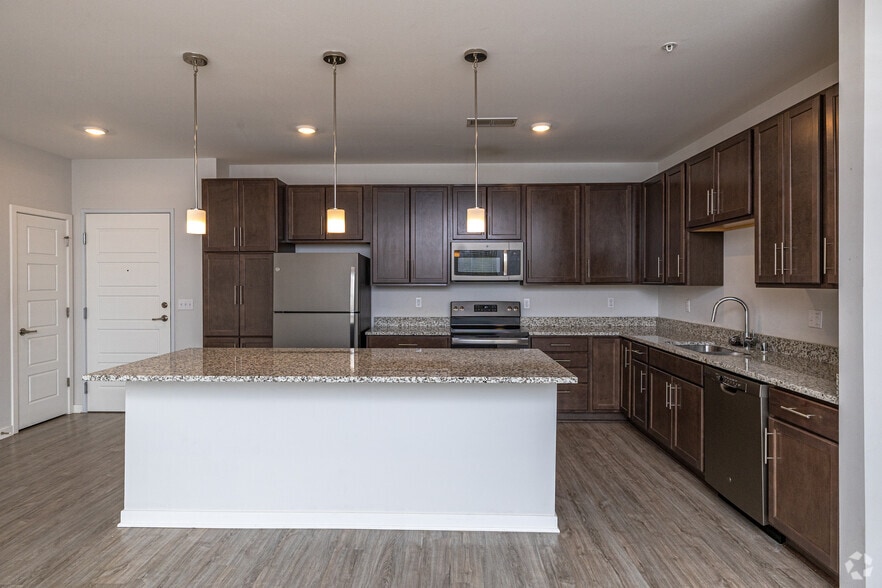 2BR, 2BA - 1,220SF - Kitchen - The Pointe Apartments