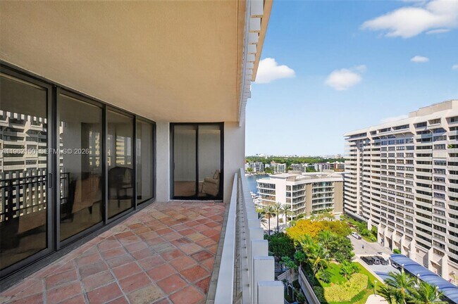 Building Photo - 2 Grove Isle Dr