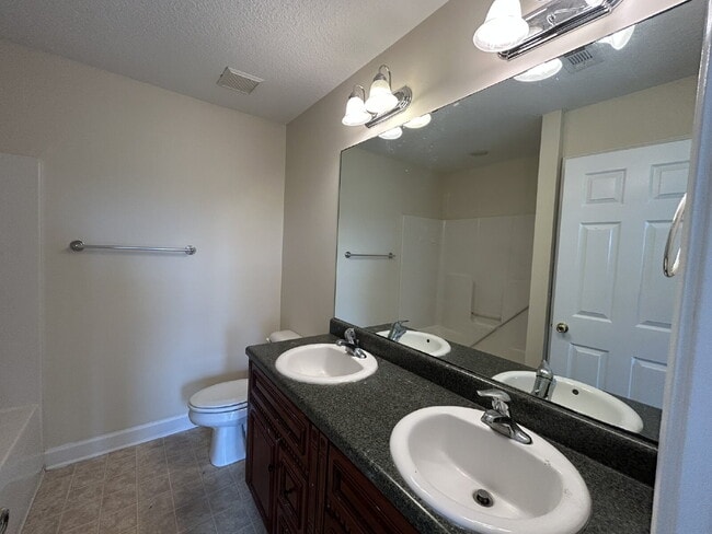 Building Photo - Town House For Rent