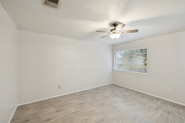 Building Photo - 8610 Lake Crystal Dr